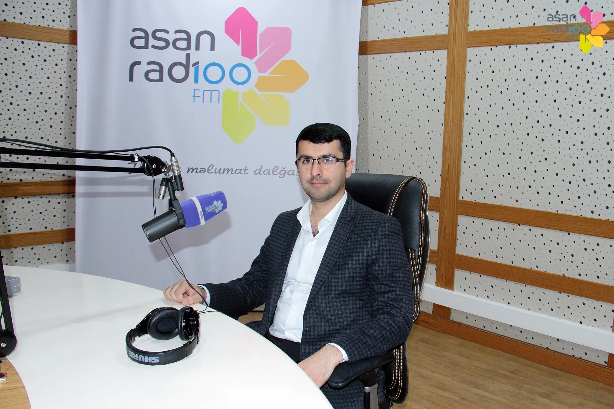 Dr. Ruslan Yunusov Asan Radio 100 FM studiyasında, mikrofon qarşısında