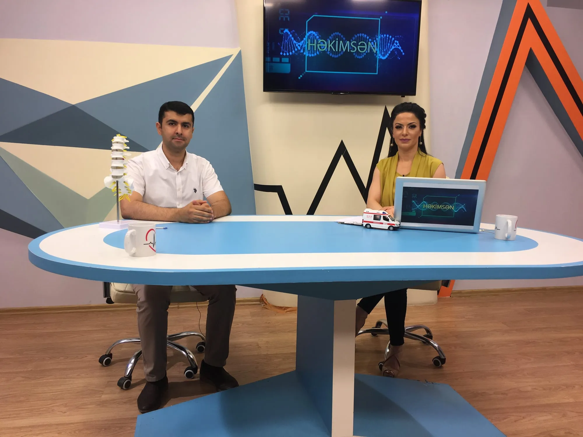 Dr. Ruslan Yunusov ATV-nin "Həkimsən" verilişində, masada onurğa maketi