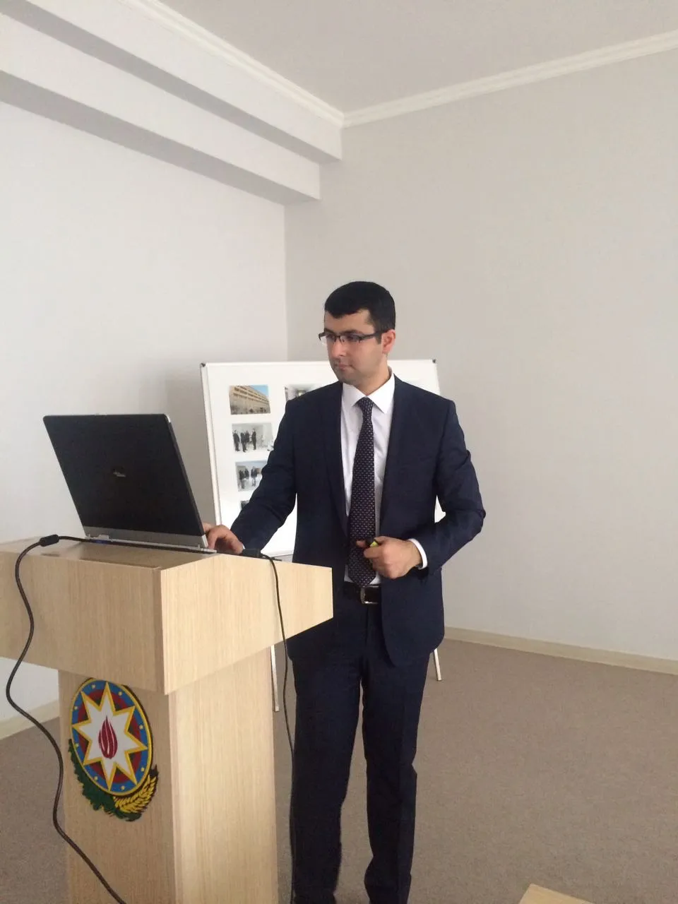 Dr. Ruslan Yunusov Uşaq Nevroloji Xəstəxanasında kürsüdə mühazirə oxuyur